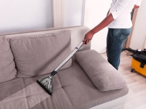  Преимущества химчистки дивана на дому