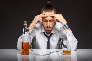 Зависимость от алкоголя: основные симптомы и последствия