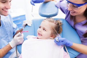 Почему стоит отправиться с ребенком к стоматологу